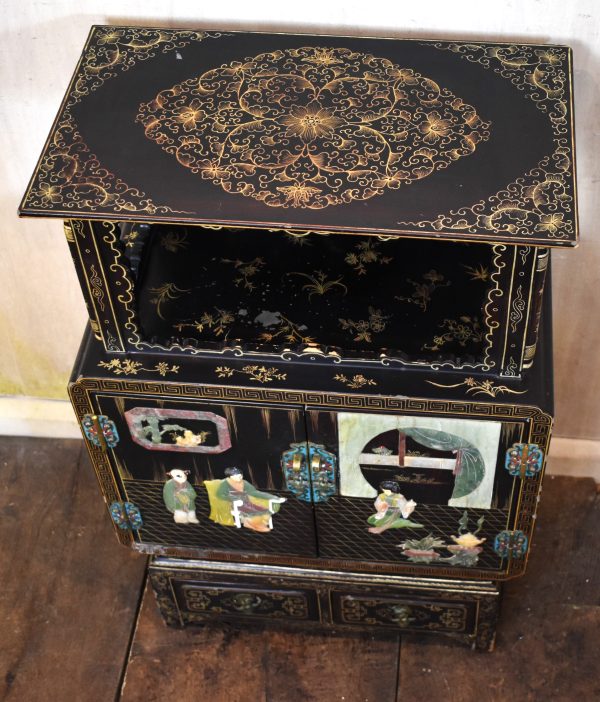 Small Chinese inlaid black lacquer cabinet - Image 7