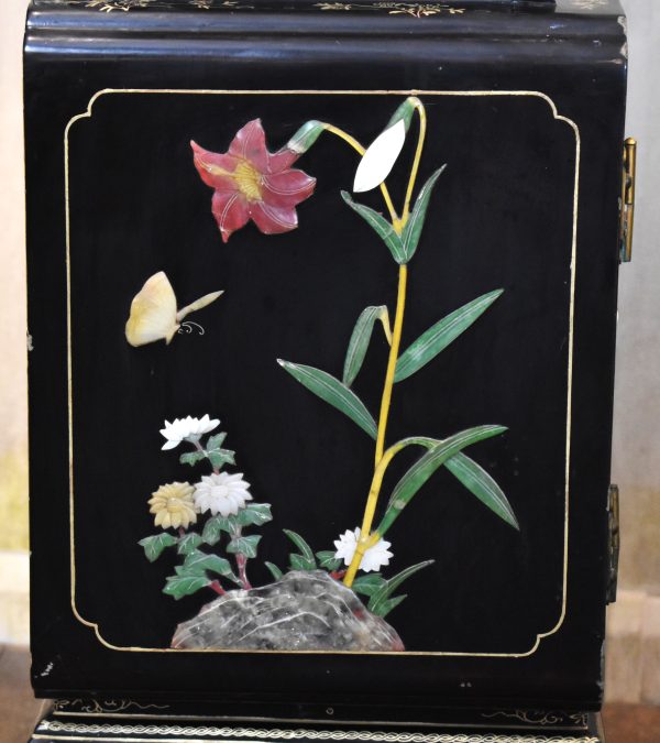 Small Chinese inlaid black lacquer cabinet - Image 3