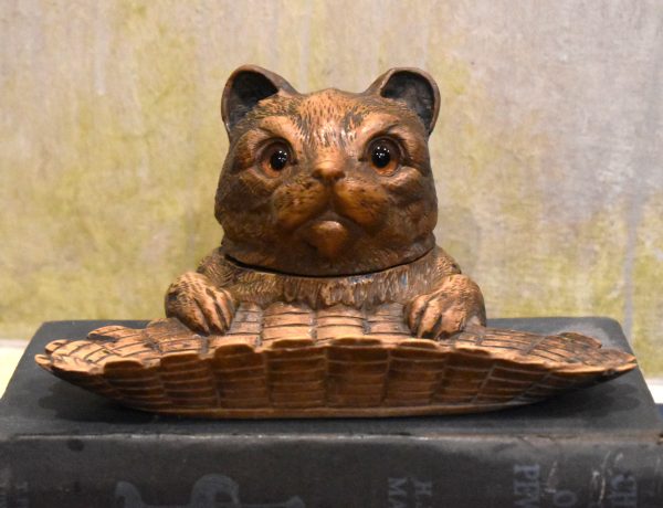 Black Forest carved wood inkwell in the form of a cat - Image 2